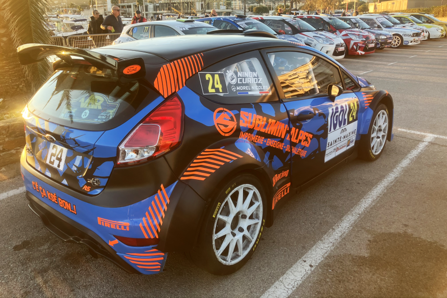 Covering rallye Voiture de course colorée avec des motifs graphiques